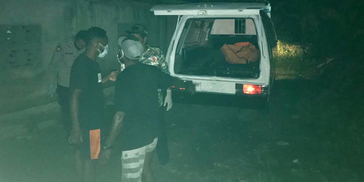 Evakuasi jenazah seorang pria di rawa Gang Mujur, Jalan Pattimura Timika, Jumat (30/7/2021) malam. Foto: Salmawati Bakri/Papua60detik